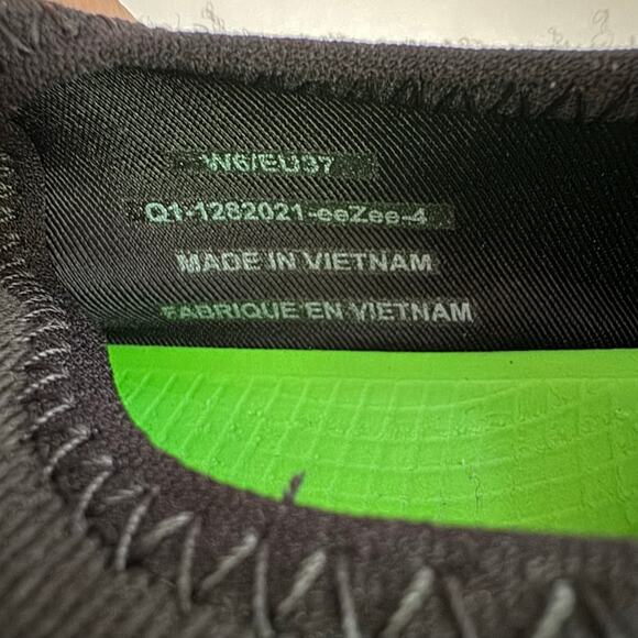 OOFOS Shoes Women W6 37EU Black OOMG eeZee Low Slip On Recovery Sneakers - Picture 2 of 13